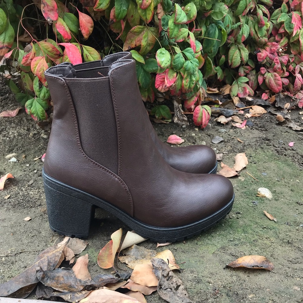 Nearly new beautiful brown boots